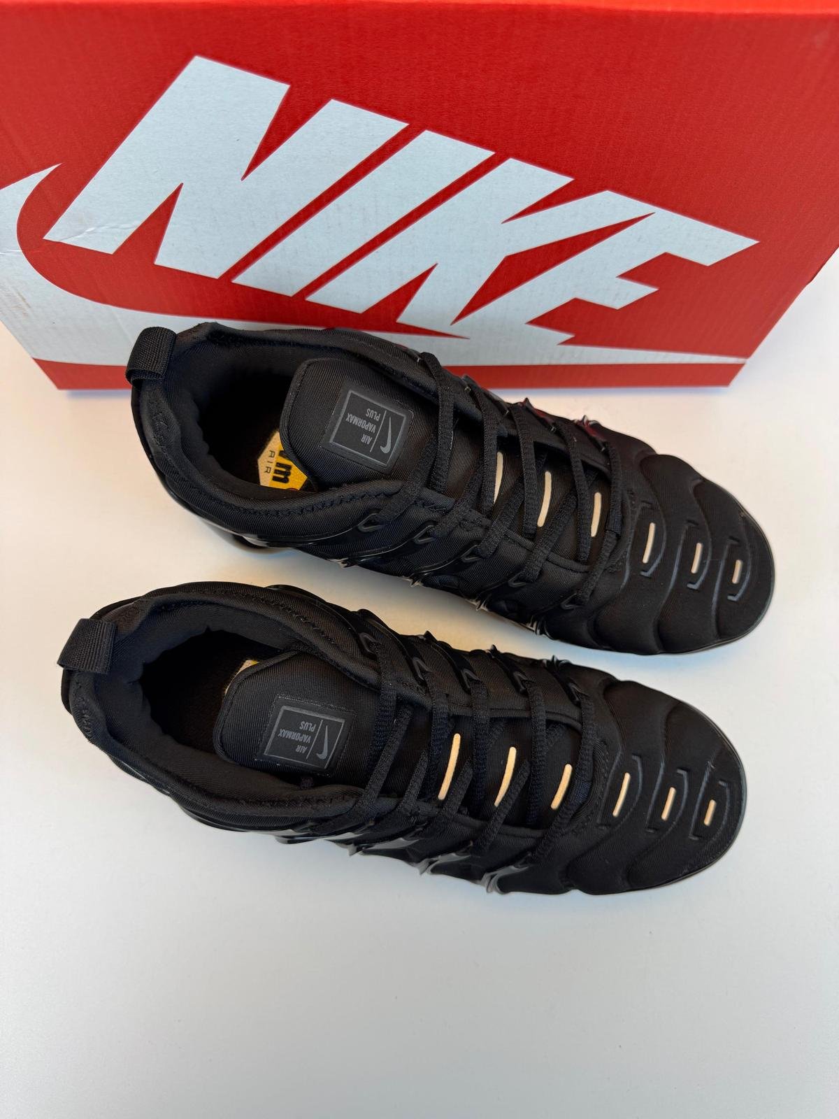 Nike AIR VAPORMAX PLUS crne